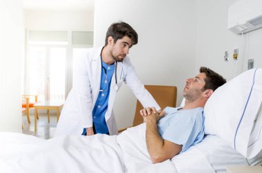 Doktor danışmanlık hasta endişe söz hastane yatakta yatarken Tanıla ilgili kötü haberler vermek
