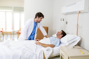 hastane yatağında Tanıla ve modern kliniğinde tedavi söz danışmanlık hasta yatan doktor
