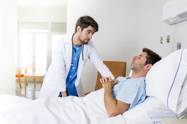 의사 상담 환자 걱정 얘기는 병원 침대에 누워 주는 진단에 대 한 나쁜 소식 — 스톡 사진