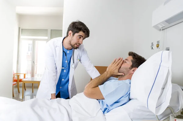 Médecin consultant patient allongé sur le lit d'hôpital parlant inquiet donnant de mauvaises nouvelles sur le diagnostic — Photo