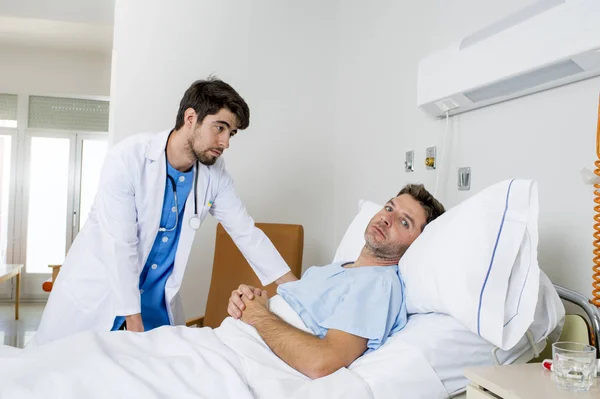 Médico consulta paciente acostado en cama de hospital hablando preocupado dando malas noticias sobre el diagnóstico —  Fotos de Stock