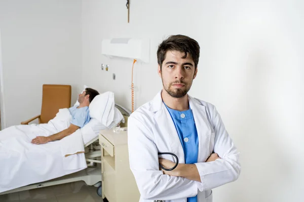 Fiatal orvos súlyos látszó aggódik vállalati portré: hálószoba kórházi beteg-beteg — Stock Fotó