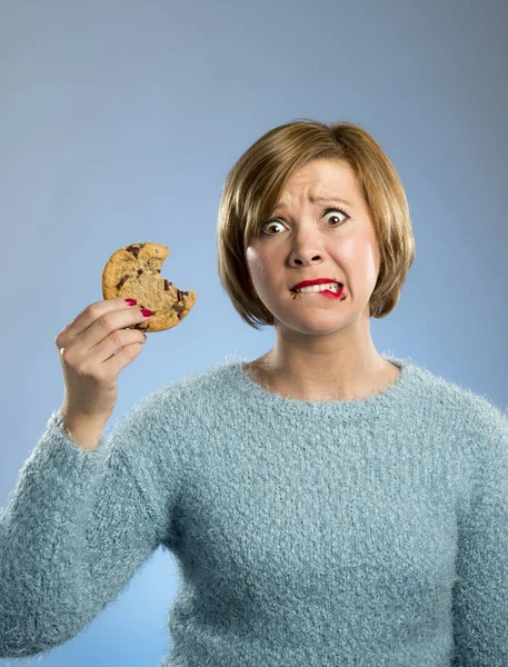 Linda hermosa mujer con mancha de chocolate en la boca comiendo gran galleta deliciosa —  Fotos de Stock