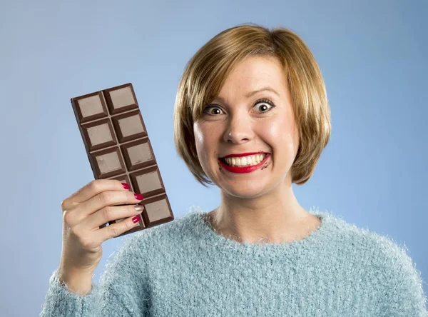Felice cioccolato dipendente donna in possesso di grande bocca bar macchiato e pazzo espressione viso eccitato — Foto Stock
