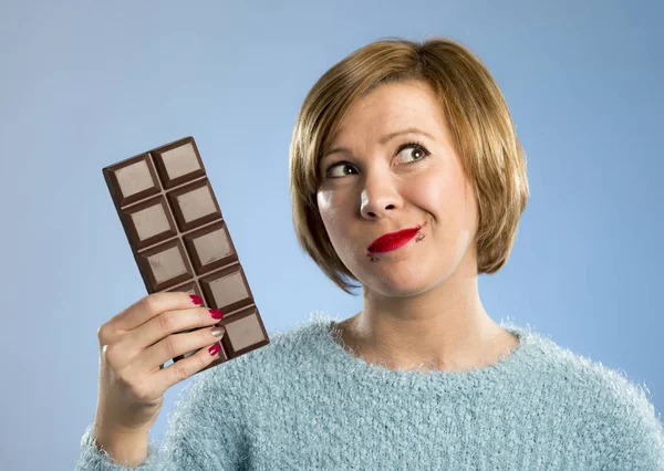 Feliz viciado em chocolate mulher segurando grande bar boca manchado e louco excitado expressão facial — Fotografia de Stock