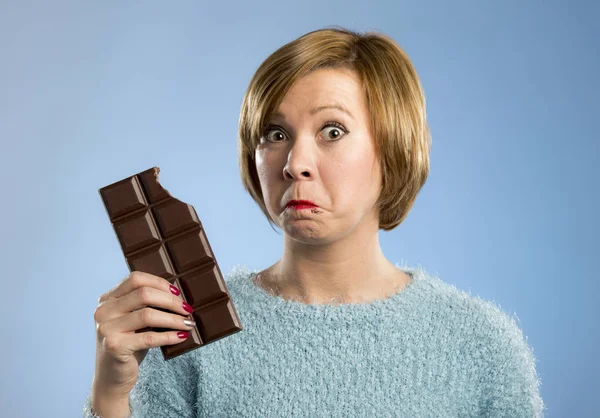 Lycklig choklad missbrukare kvinna som håller stora bar mun färgas och galna glada ansikte uttryck — Stockfoto