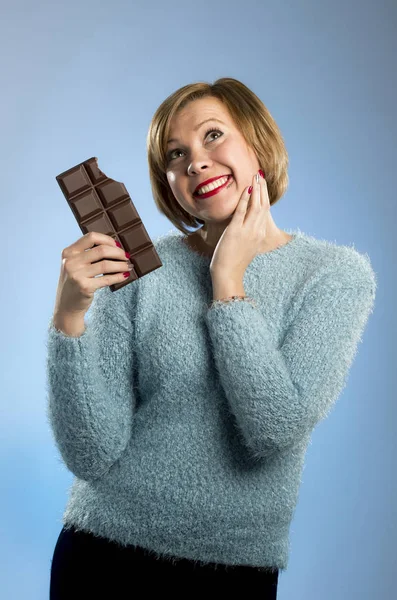 Felice cioccolato dipendente donna in possesso di grande bocca bar macchiato e pazzo espressione viso eccitato — Foto Stock