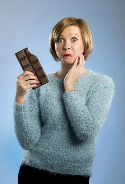 Szczęśliwy addict czekolada kobieta trzymając usta duży bar, barwione i szalony twarz podekscytowany wyrażenie — Zdjęcie stockowe