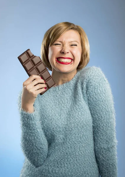 Felice cioccolato dipendente donna in possesso di grande bocca bar macchiato e pazzo espressione viso eccitato — Foto Stock