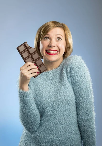 Feliz viciado em chocolate mulher segurando grande bar boca manchado e louco excitado expressão facial — Fotografia de Stock
