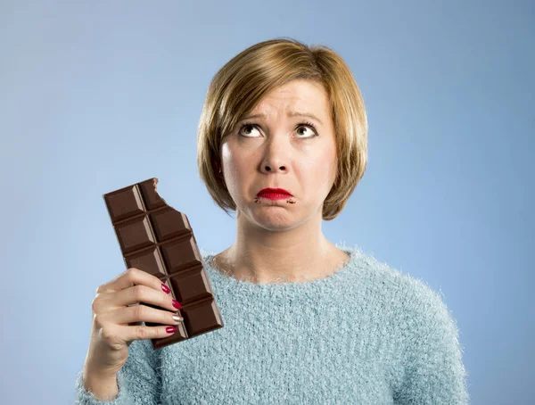 Kvinna med stora choklad bar med munnen fläckar och skyldig ansikte uttryck i sockerberoende — Stockfoto