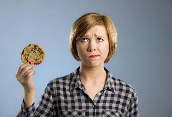 Jonge blonde leuke en vriendelijke Kaukasische vrouw in casual kleding houden grote heerlijke chocolate cookie — Stockfoto