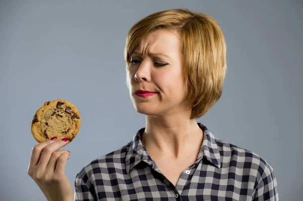 Jonge blonde leuke en vriendelijke Kaukasische vrouw in casual kleding houden grote heerlijke chocolate cookie — Stockfoto