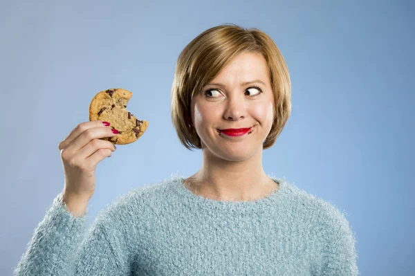 Linda hermosa mujer con mancha de chocolate en la boca comiendo gran galleta deliciosa — Foto de Stock