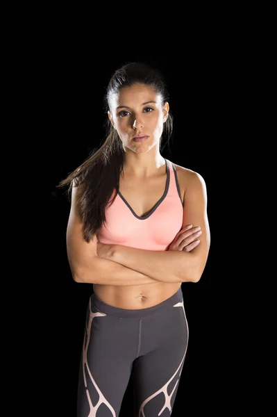 Lateinamerikanische Sportlerin posiert in grimmigem und bösem Gesichtsausdruck mit passend schlankem Körper — Stockfoto