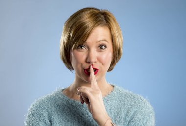 parmak gizli yüz hareketi engellemek gibi onun ağzına sarışın kadınla 