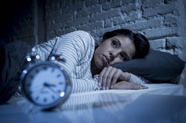 İspanyol kadına acı uykusuzluk uyumaya çalışıyor geceleri yatakta yatan ev yatak odası