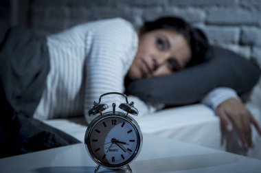 İspanyol kadına acı uykusuzluk uyumaya çalışıyor geceleri yatakta yatan ev yatak odası