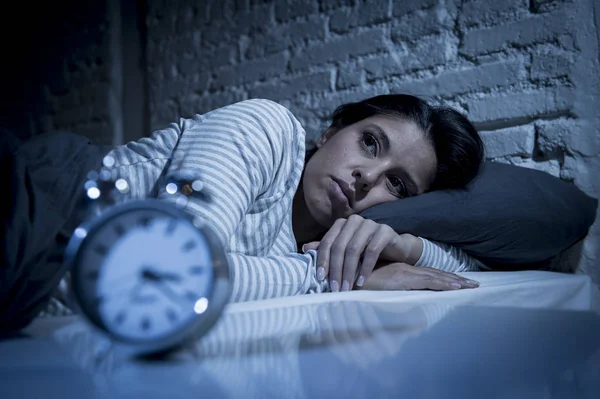 Mulher hispânica em casa quarto deitado na cama tarde da noite tentando dormir sofrendo insônia — Fotografia de Stock