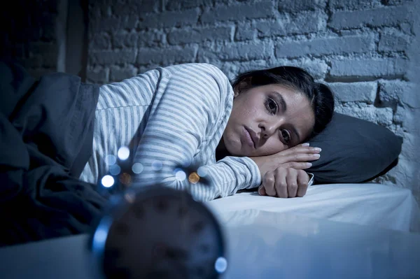 Hispanic woman at home bedroom lying in bed late at night trying to sleep suffering insomnia — Stock Photo, Image