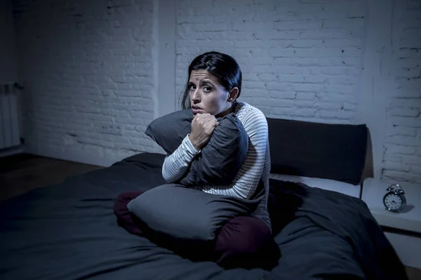Spaanse vrouw aan huis slaapkamer laat in de avond proberen te lijden slapeloosheid slapen in bed liggen — Stockfoto
