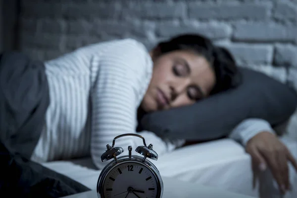 Wanita hispanik di kamar tidur rumah berbaring di tempat tidur larut malam mencoba untuk tidur menderita insomnia — Stok Foto