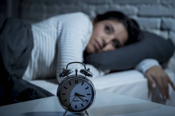 Mulher hispânica em casa quarto deitado na cama tarde da noite tentando dormir sofrendo insônia — Fotografia de Stock