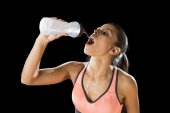  krásná a fit Latinské sport žena pitné vody unavený během tréninku cvičení