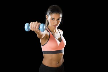  latin spor kadın dumbbell elini tutarak şiddetli ifadede poz tartmak