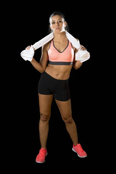 Sexy lateinamerikanischen Sportlerin posiert mit Handtuch in heftigen und bösen Gesichtsausdruck — Stockfoto