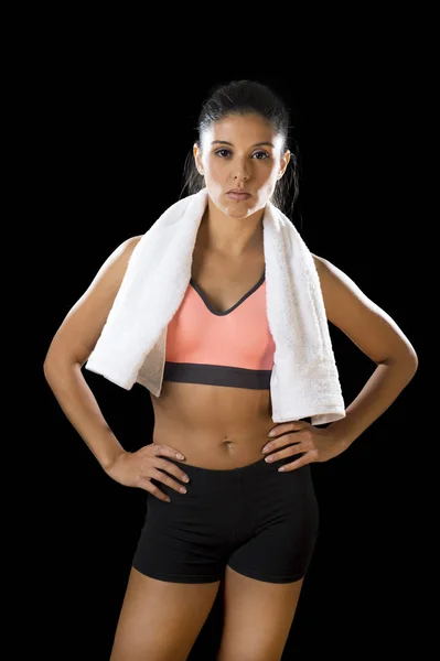 Sexy latina deporte mujer posando con toalla en feroz y rudo expresión de la cara — Foto de Stock
