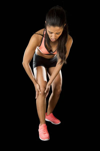 Mulher esporte segurando joelho lesionado sofrendo dor nos ligamentos lesão ou músculo puxado — Fotografia de Stock