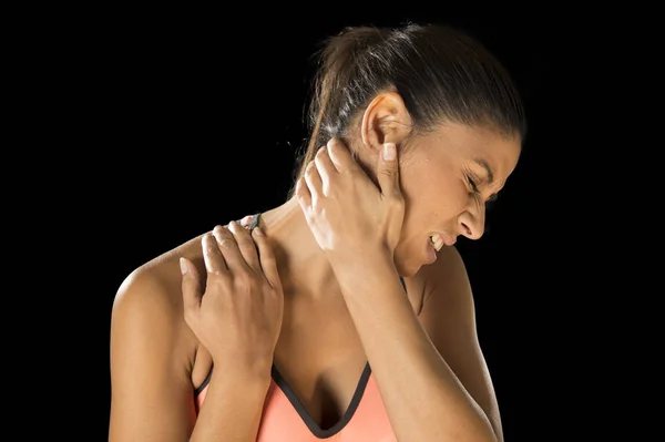 Mujer de fitness hispana tocándose y agarrándose el cuello y la parte superior de la espalda sufriendo dolor cervical — Foto de Stock