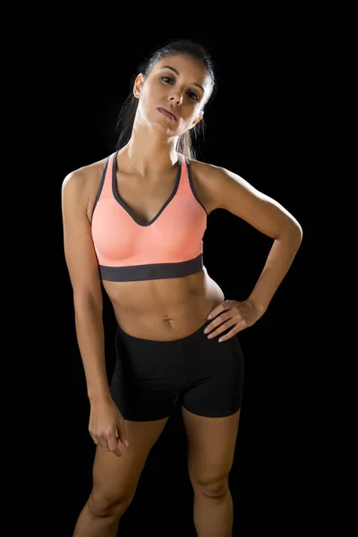 Łacińskiej sport kobieta stwarzających w zaciętej i badass twarz wyrażenie dopasowania szczupła budowa ciała — Zdjęcie stockowe