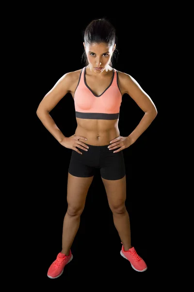 Mujer del deporte latino posando en expresión de cara feroz y rudo con cuerpo delgado en forma — Foto de Stock