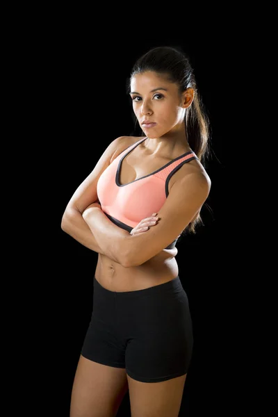Latino sport donna posa in feroce e cazzuto faccia espressione con vestibilità sottile corpo — Foto Stock