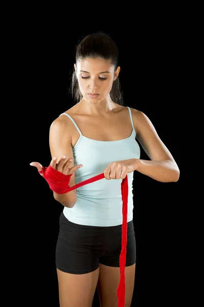 Atrakcyjne fitness hiszpanin kobieta robi siebie rękę zawija przed boks lub walki treningu — Zdjęcie stockowe