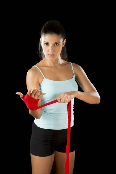 Atractiva mujer de fitness hispana haciendo envolturas de su propia mano antes del boxeo o entrenamiento de lucha —  Fotos de Stock