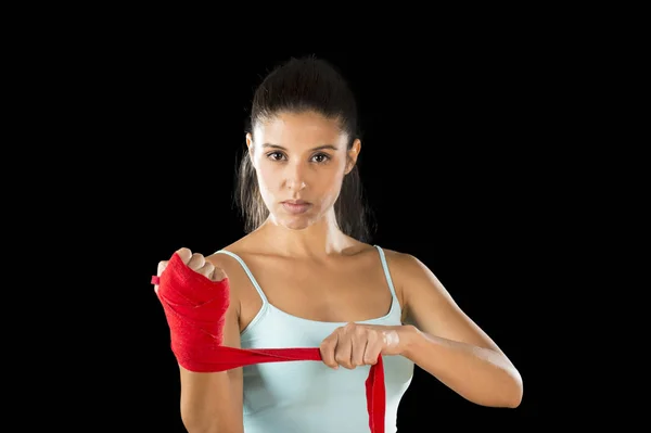 Attraktiva spansktalande fitness kvinna gör själv hand wraps innan boxning eller fighting träning — Stockfoto