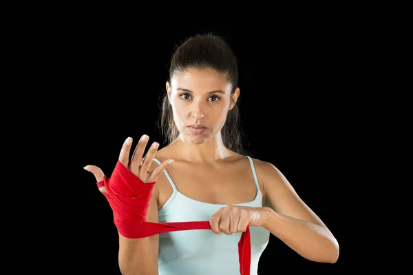 Atractiva mujer de fitness hispana haciendo envolturas de su propia mano antes del boxeo o entrenamiento de lucha —  Fotos de Stock