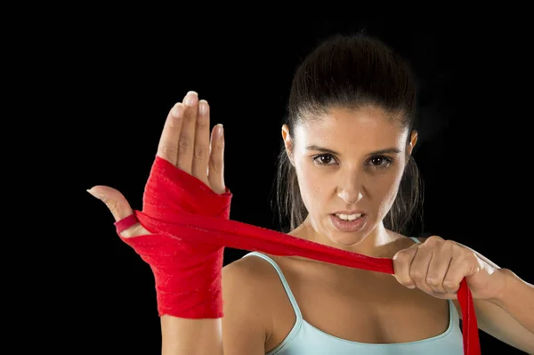 Femeie de fitness hispanică atractivă care face ambalaje de mână înainte de box sau antrenament de luptă — Fotografie, imagine de stoc