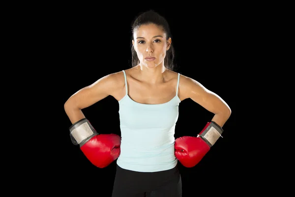 Mujer fitness con guantes de boxeo rojo niña posando en actitud desafiante y competitiva lucha — Foto de Stock