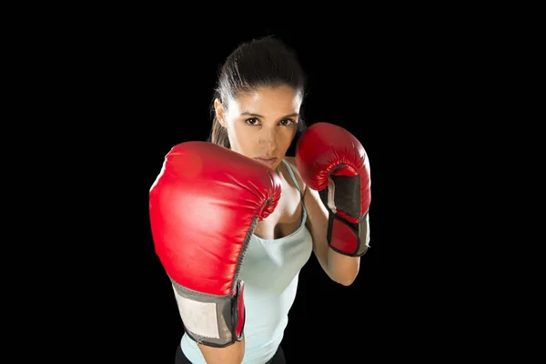 Fitness kvinna med flicka röd boxningshandskar poserar i trotsig och konkurrenskraftiga kamp attityd — Stockfoto