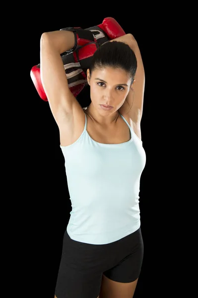 Fitness kvinna med flicka röd boxningshandskar poserar i trotsig och konkurrenskraftiga kamp attityd — Stockfoto