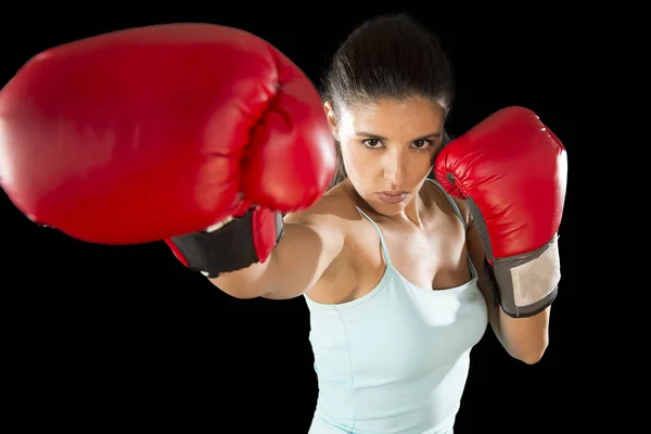 Mujer fitness con guantes de boxeo rojo niña posando en actitud desafiante y competitiva lucha —  Fotos de Stock