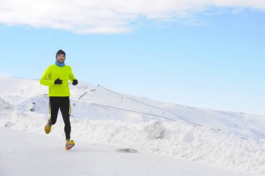 kar dağlarda iz runner zor egzersiz kışın koşan genç sağlıklı spor adam