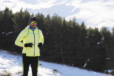 kar dağlarda iz runner zor egzersiz kışın koşan genç sağlıklı spor adam