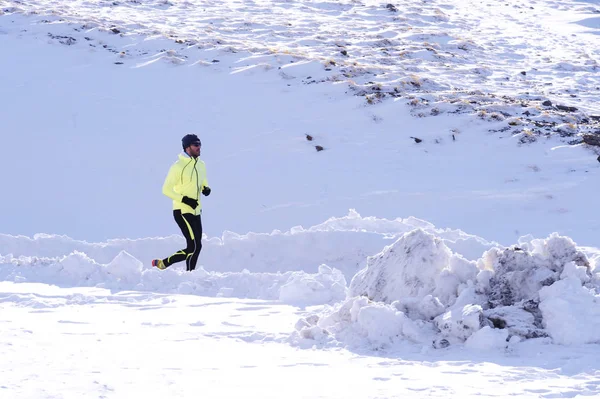 Jeune homme de sport en bonne santé courir dans les montagnes de neige en traînard entraînement dur en hiver — Photo