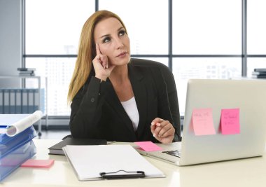 dizüstü bilgisayarda eksik fikirli masaya oturan çalışan iş kadını