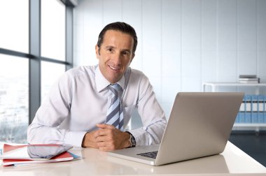  işadamı emin seyir masa başında oturan bilgisayar laptop çalışma